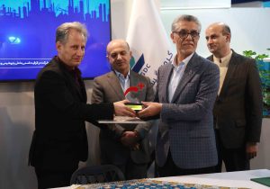 اهدای تندیس یادبود بومی‌سازی کاتالیست به پتروشیمی شیراز