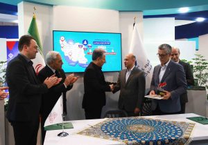 مراسم اهدای تندیس یادبود بومی سازی کاتالیست به پتروشیمی شیراز